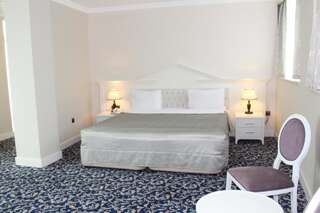 Отель Ramada Baku Hotel Баку Угловой люкс с кроватью размера «queen-size»-1