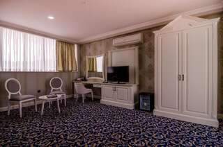 Отель Ramada Baku Hotel Баку Угловой люкс с кроватью размера «queen-size»-2