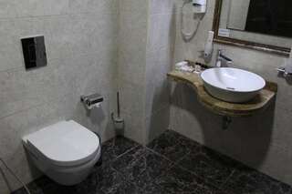 Отель Ramada Baku Hotel Баку Люкс с кроватью размера "queen-size"-1