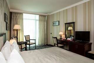 Отель Ramada Baku Hotel Баку Номер с кроватью размера «queen-size», вид на море-1