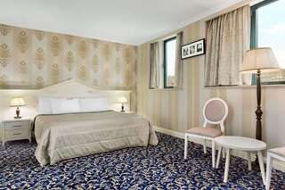 Отель Ramada Baku Hotel Баку Угловой люкс с кроватью размера «queen-size»-3