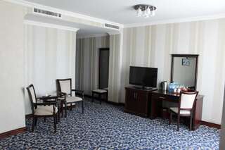 Отель Ramada Baku Hotel Баку Люкс с кроватью размера "queen-size"-3