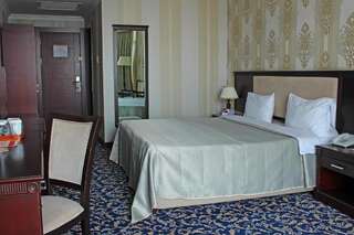 Отель Ramada Baku Hotel Баку Семейный номер с видом на море-1